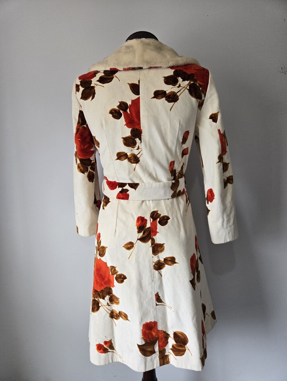 Playlord Vintage Style Velvet Floral Wrap Coat with Faux Fur Collar. Size 2 - Picture 6 of 13